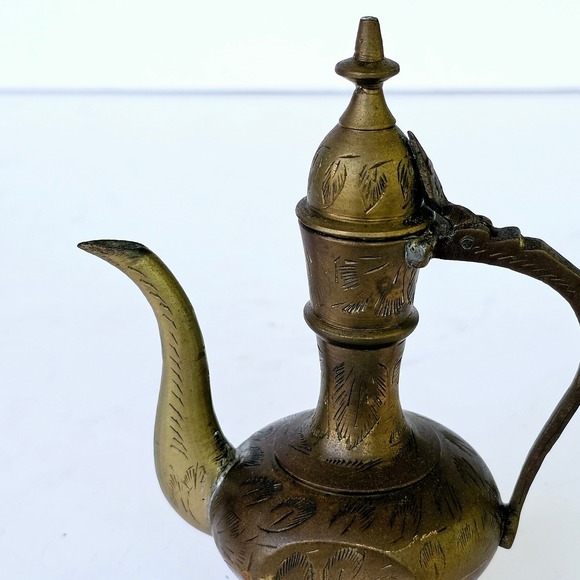 Vintage Solid Brass Oil Decanter Pitcher Oil Etched Ornate Leaves Floral M548.1 - Picture 11 of 14